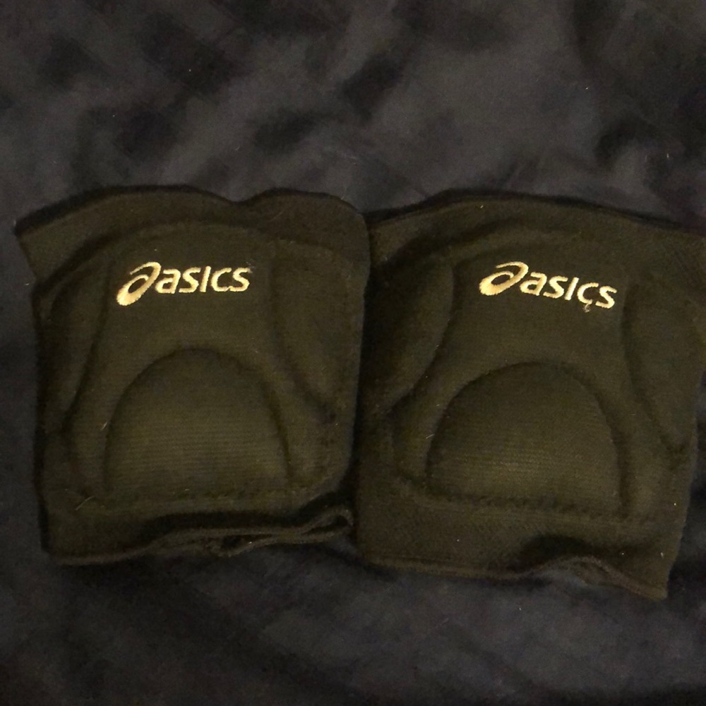 black asics kneepads